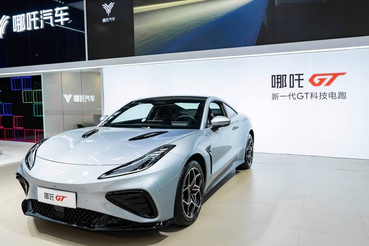 成都318哪吒汽车在智能汽车领域的表现，领途汽车在新能源汽车市场中的影响力